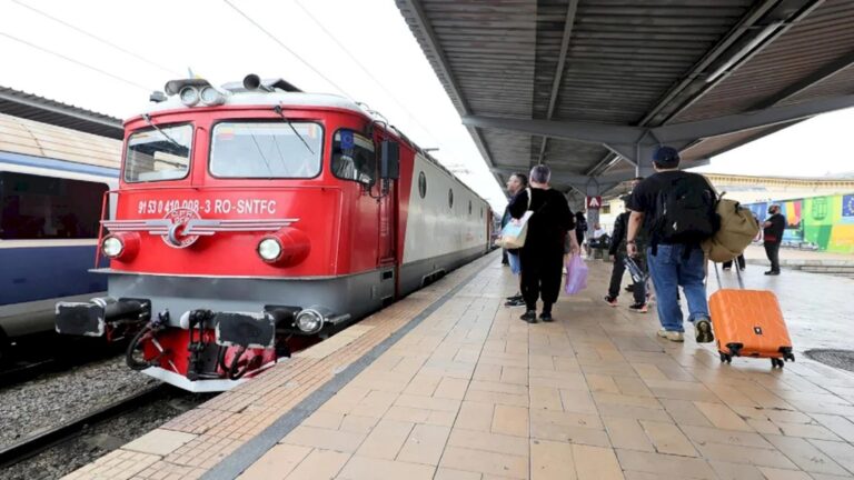 Un tren CFR a pierdut vagoane cu călători pe drum, întârziind cu 4 ore la destinație