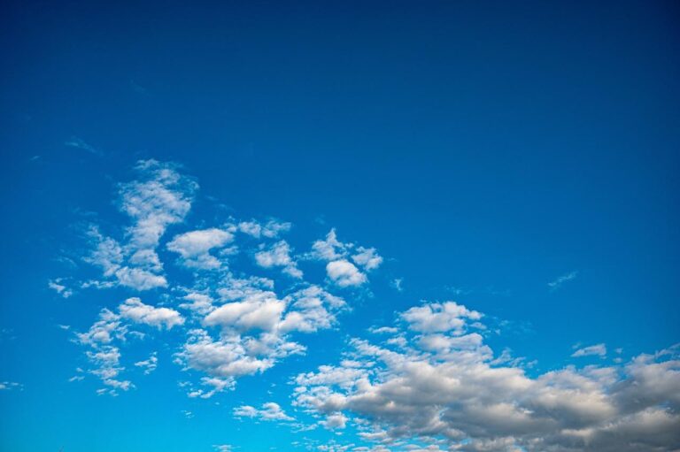 Vremea în weekend: Temperaturi în scădere, dar canicula revine duminică