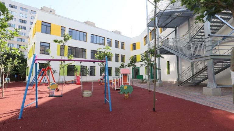 Locuri puține, liste lungi: de ce deficitul de creșe și grădinițe duce la scăderea natalității