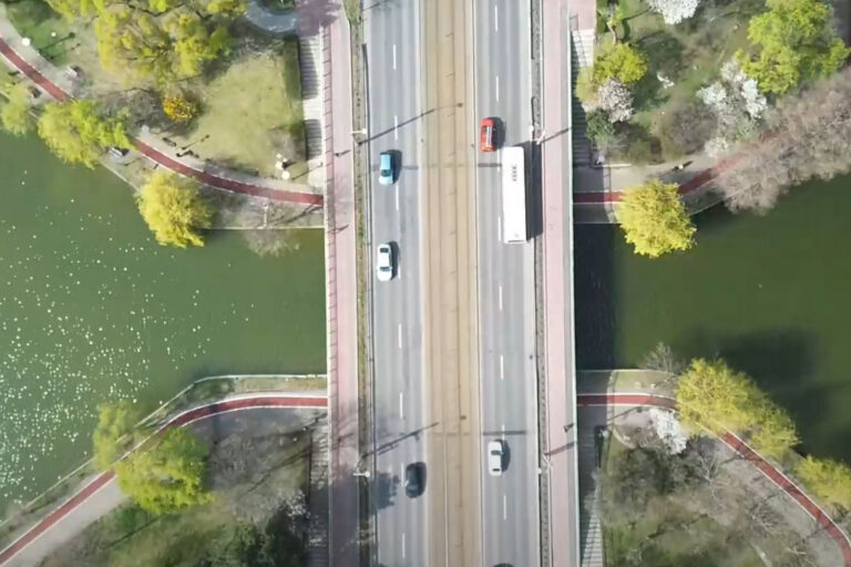 O porțiune din podul de pe Lacul IOR s-a prăbușit în apă