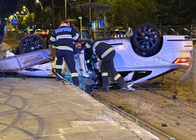 Accident grav în București: un tânăr cu BMW s-a răsturnat pe șina de tramvai