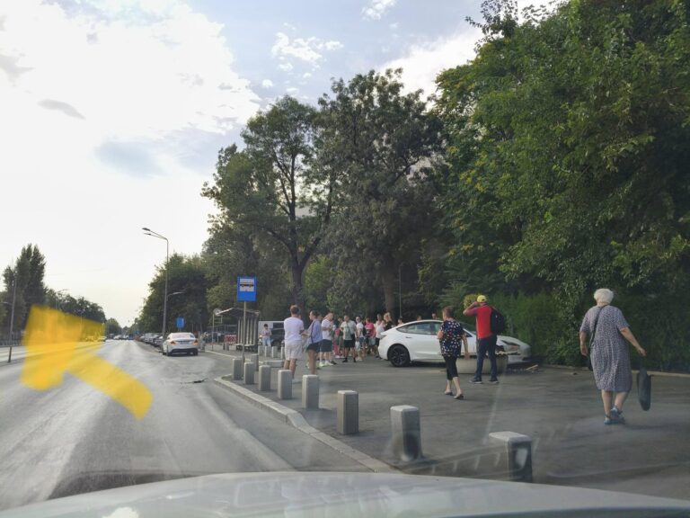 Accident pe Strada Luica din Berceni: O mașină electrică a ajuns pe trotuar