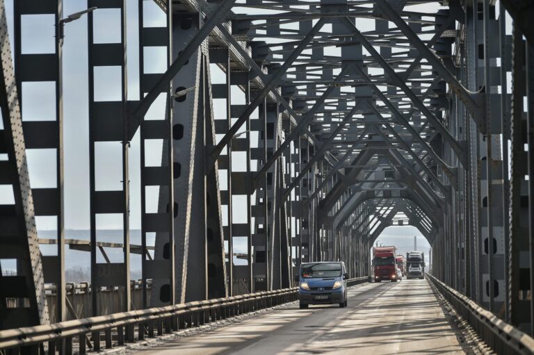 Aglomerația de pe Podul Prieteniei, cauzată de creșterea TVA: Românii aleg să cumpere în Bulgaria pentru prețuri mai mici