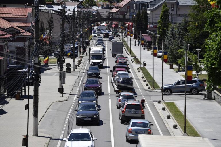 Aglomerație pe drumurile spre București. Cum poți evita blocajele de pe DN 1 și Autostrada Soarelui