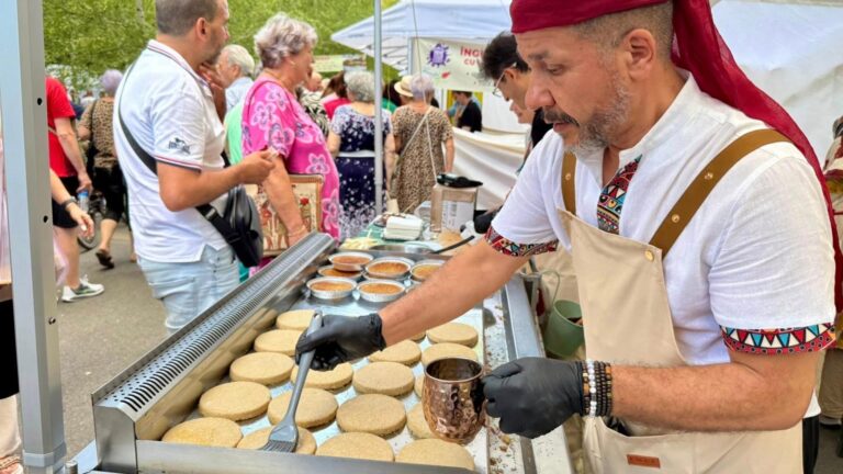 Anatolian Food Fest, festivalul de baclavale, șuberek, adana, lahmacun și kunefe e, în weekend, în București. Pe Kiseleff vor fi nu doar bunătăți turcești, ci și muzici și derviși rotitori