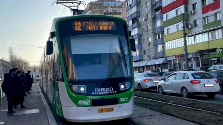 Avarie în rețeaua STB: Tramvaiele 32 blocate, călătorii preluați de autobuzele 632