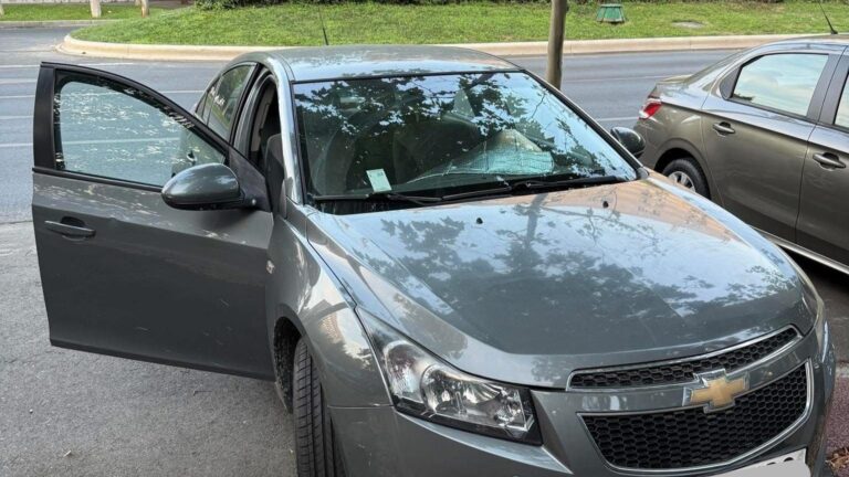 Aventuri în București cu o mașină lăsată cu portiera deschisă