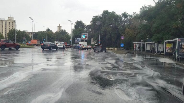 Băltoacele au apărut pe străzile Bucureștiului după ploaia de dimineață