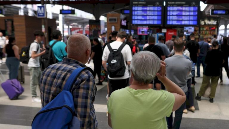 CFR suplimentează vagoanele pentru trenurile care circulă în minivacanța de Sfânta Maria.