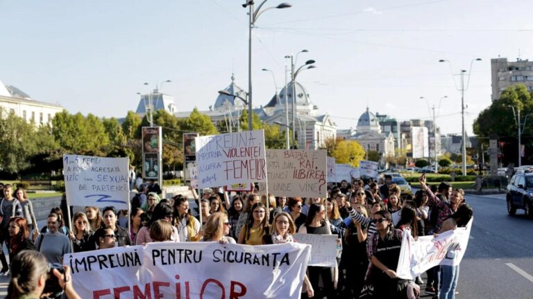 Cazurile de violență împotriva femeilor continuă să crească în România