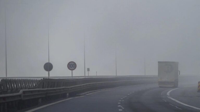 Ceață densă pe Autostrada A2 București – Constanța, cu vizibilitate redusă