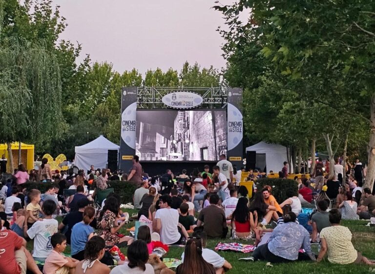 Cinema sub Stele continuă în Sectorul 6, iar weekendul acesta se mută în Parcul Crângași 🍿 Se vor proiecta filme pentru întreaga familie
