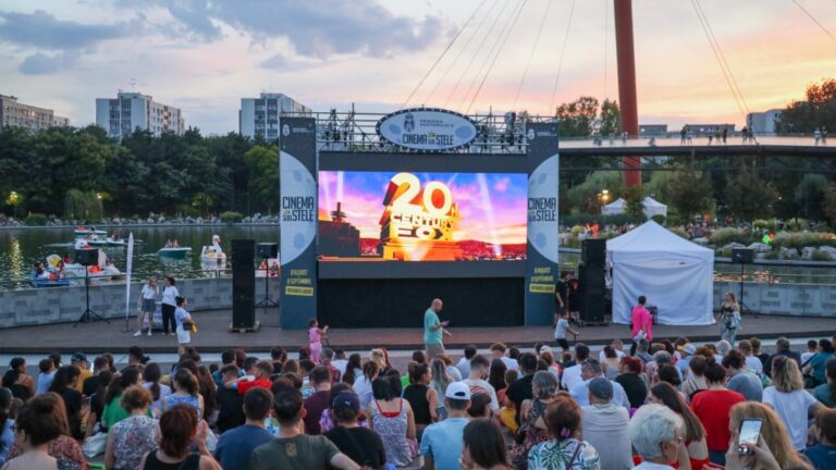 Cinema sub stele revine în București cu filme în aer liber