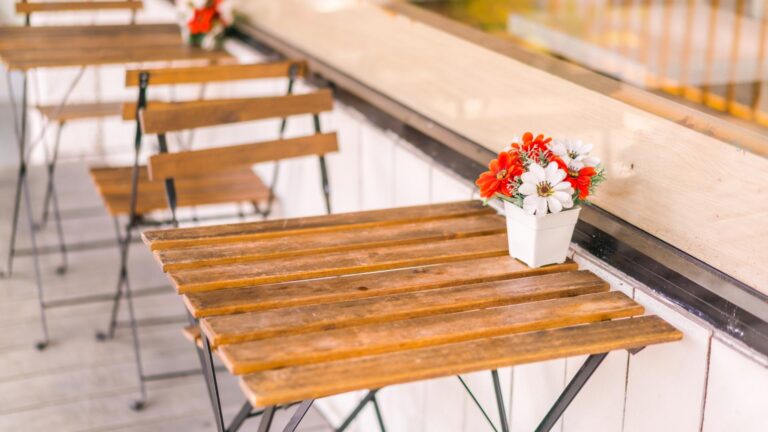 Conflict la bloc din cauza meselor amplasate pe trotuar de un supermarket