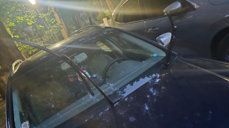Confuzie în parcarea din Sectorul 5: Ștergătoarele ridicate la o mașină parcată corect