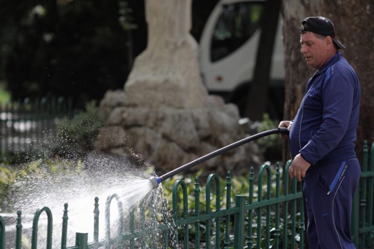 Curățenie de lux în marile parcuri din București, administrate de Primăria Capitalei