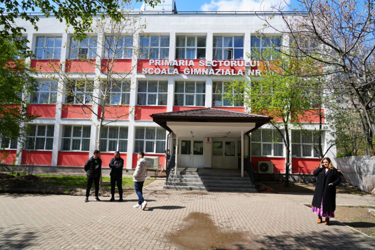 Școlile într-un singur schimb până în 2030: directivă europeană, realitate dificilă pentru București