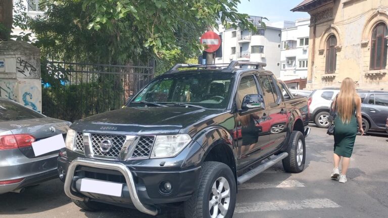 FOTO | Parcare neobișnuită pe o trecere de pietoni din București