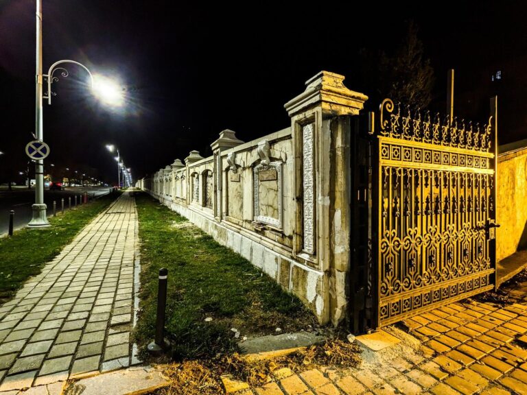 Gardurile Bucureștiului: O Reflexie asupra Aroganței Instituțiilor Publice