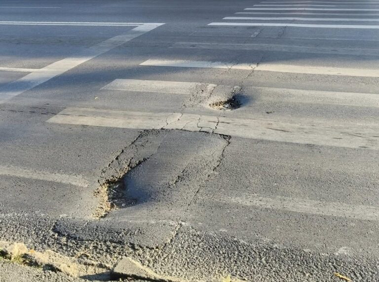 Gropile de pe Șoseaua Fundeni afectează șoferii din București