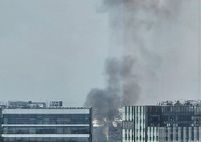 Incendiu în București, zona Apaca: Coloană uriașă de fum vizibilă de la distanță