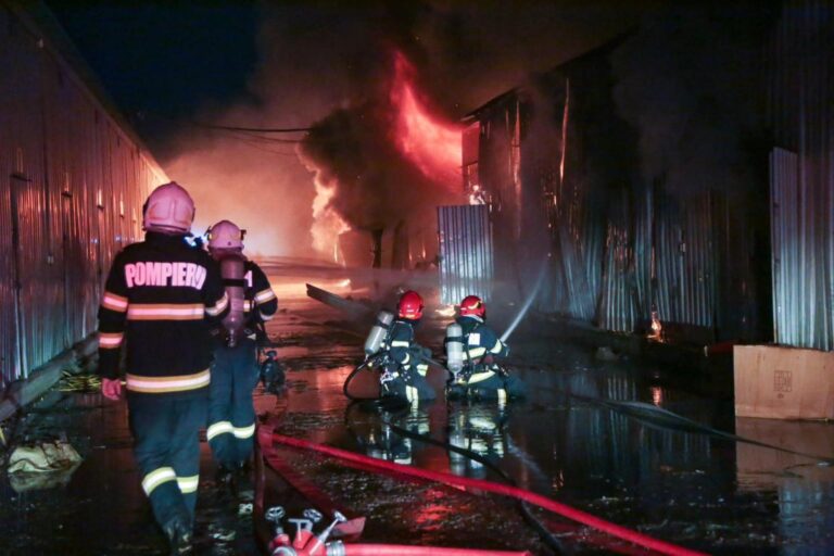 Incendiul devastator de la Dragonul Roșu din București a fost stins după patru zile de eforturi intense