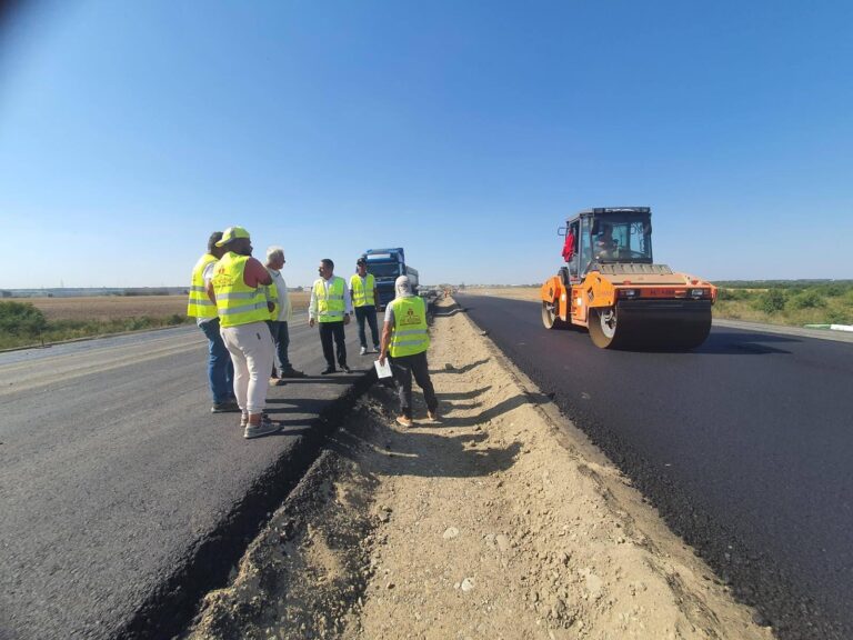 Lucrările de asfaltare pe ultima porțiune din lotul 3 Nord al Autostrăzii București au început
