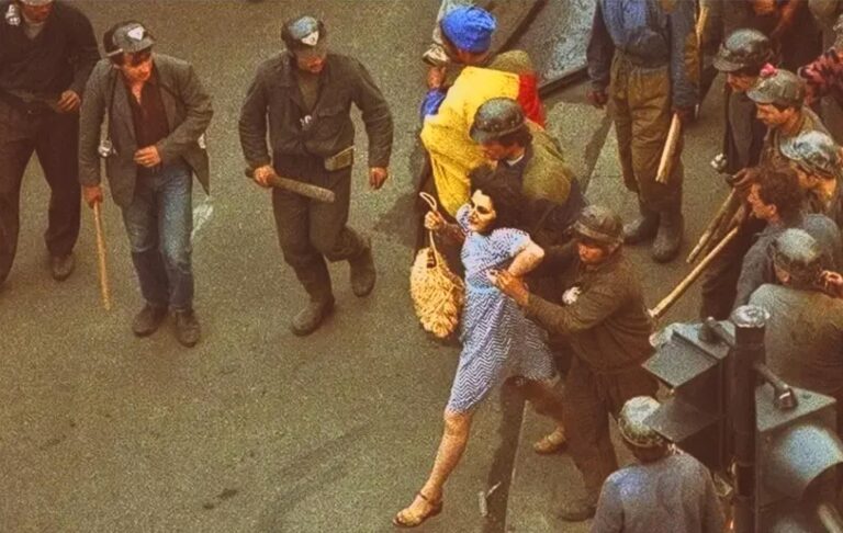 Mesajul femeii în rochie albastră în ziua înmormântării lui Ion Iliescu