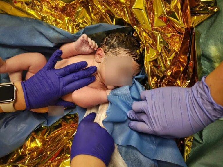 Naștere surpriză în ambulanță pe drum spre spital în București