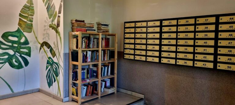 O bibliotecă surpriză în scara unui bloc din București