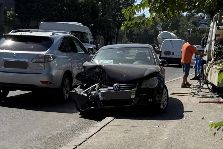 O mașină avariată blochează circulația pe Bulevardul Aerogării