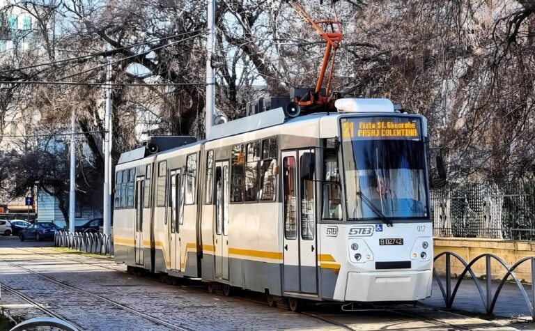 O mașină parcată pe șine pe Calea Moșilor a blocat tramvaiele