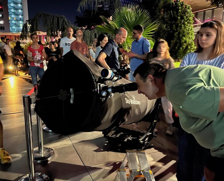 Perseidele, vedetele cerului de mâine seară 🌠 Ploaia de stele poate fi văzută mai bine la Astroshow, prin cel mai mare telescop portabil din țară, pe terasa Promenada Mall