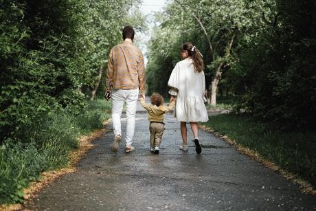 Relaţiile de familie şi cuplu, în discuţie cu specialişti în psihologie şi sociologie la proiecţiile speciale ale documentarului O familie aproape perfectă