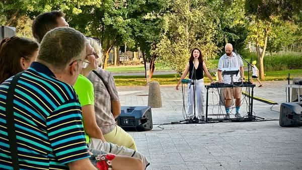 Se aud acorduri de jazz din Piațeta Favorit!