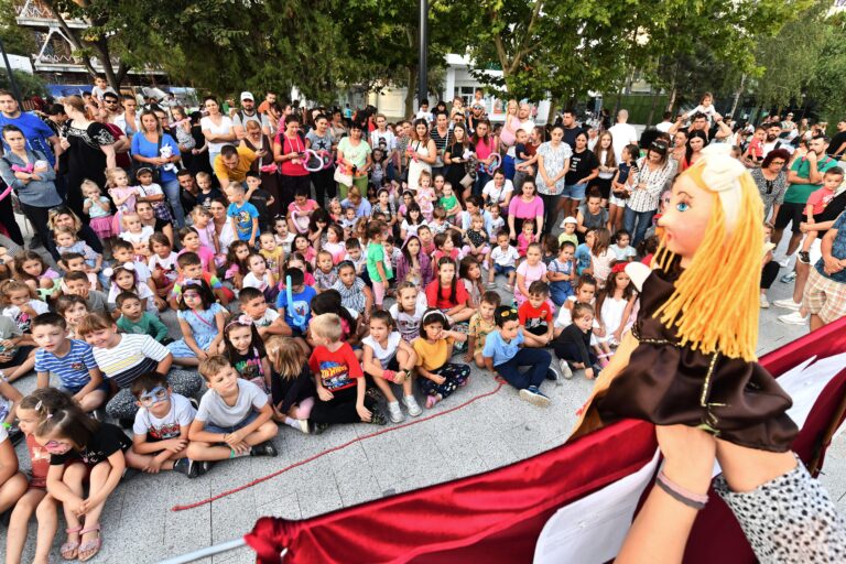 Seri Culturale în Piaţeta Favorit: Concerte și spectacole în aer liber până în octombrie