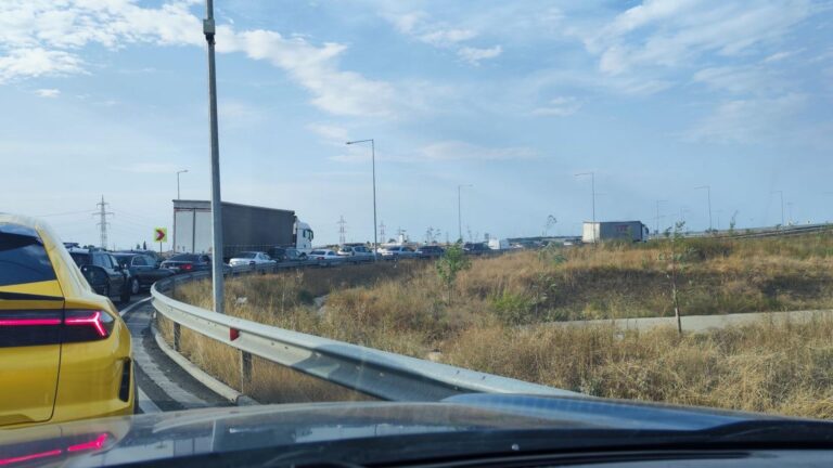 Trafic blocat în zona nodului rutier al Autostrăzii Bucureștiului A0 cu A2, în această seară din cauza unui TIR defect