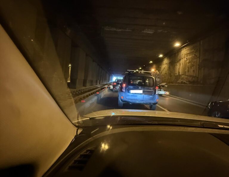 Trafic intens în București: Pasajul Lujerului blocat