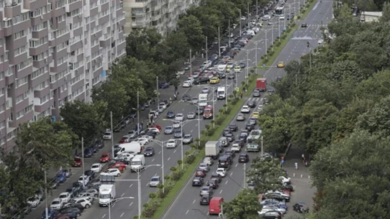 Trafic intens pe Bulevardul Iuliu Maniu, la ieșirea pe Autostrada A1 București – Pitești