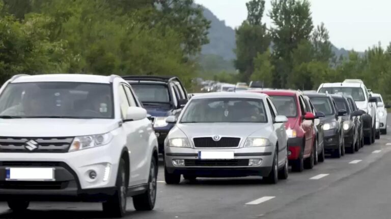 Traficul intens pe DN1, dinspre Predeal spre București. Poliția sugerează o rută alternativă