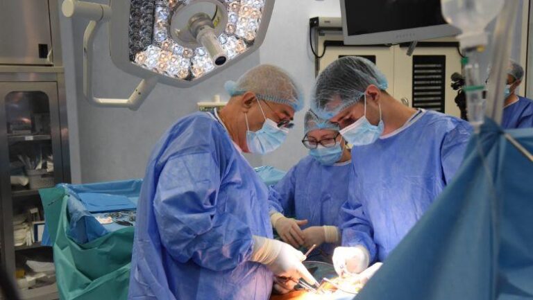 Tratamentul unui bărbat cu anevrism voluminos de aortă