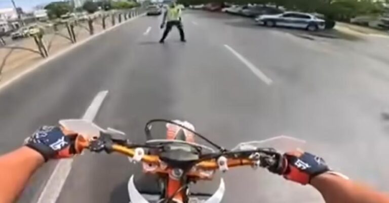 Un tânăr motociclist sancționat pentru un gest imprudent