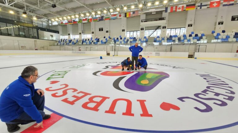 Primul strat de gheață al patinoarului Berceni  este gata