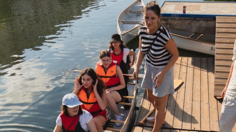 Weekendul acesta bucureștenii pot ieși iar cu bărcuțele pe Dâmbovița🚣‍♀️ Punctul de întâlnire este Debarcaderul Națiunilor Unite