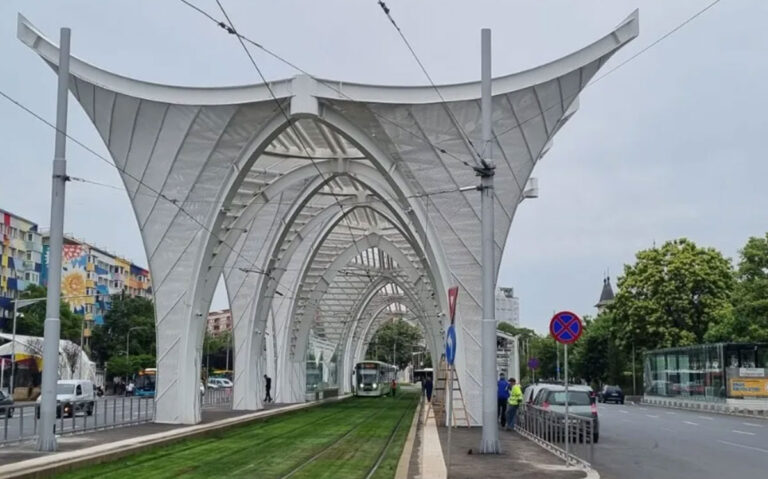 Atracția turistică „Aripile lui Băluță” stârnește amuzamentul bucureștenilor