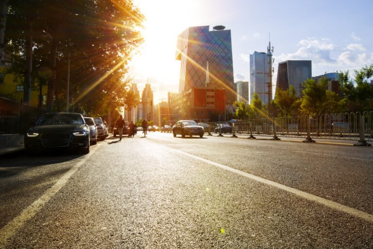 Canicula și orașul: cum se luptă Bucureștiul cu valurile de căldură și ce rol joacă spațiile verzi, traficul și pistele pentru biciclete