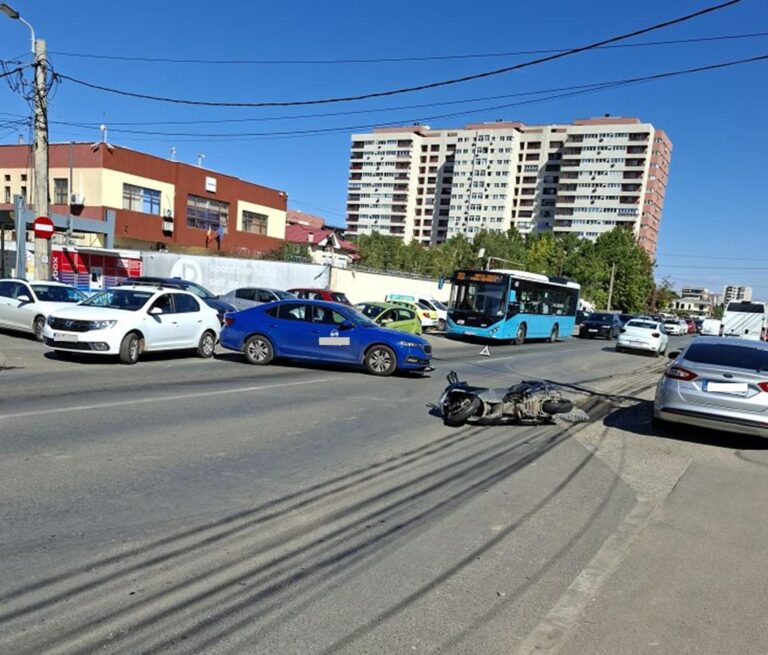 Accident între un automobil și o motocicletă pe Prelungirea Ghencea, trafic afectat