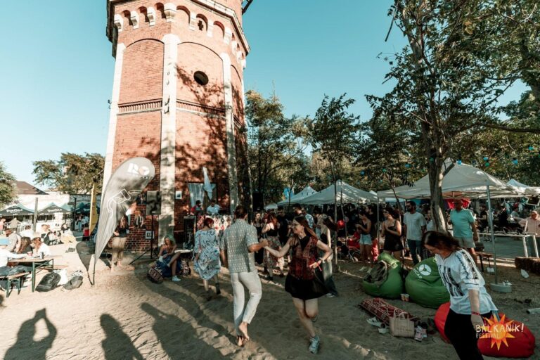 Balkanik Festival revine în weekend, în Grădina Uranus și pe strada cu același nume, cu ateliere de meșteșuguri, expoziții, concerte și un spectacol de video mapping