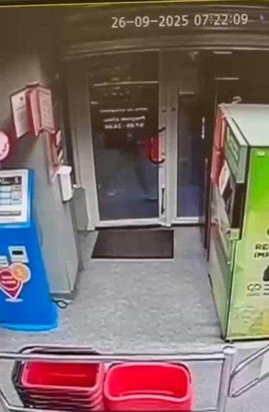 Bărbat reținut după ce a agresat o vânzătoare însărcinată în timpul unui furt