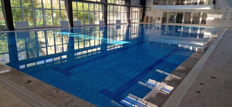 Bazinul de înot al Școlii 311 din Sectorul 6 se deschide pentru public